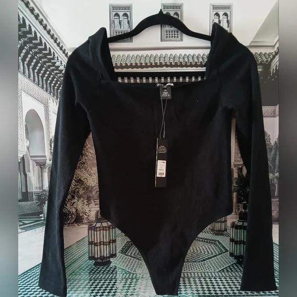 Sleek Black Fitted Bodysuit with Long Sleeves - Picture 9 of 13